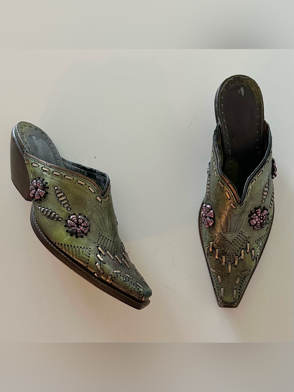 Vintage Y2K BCBGirls Metallic Green Leather Boho Western Mules Cowboy 7
l. - Picture 1 of 7